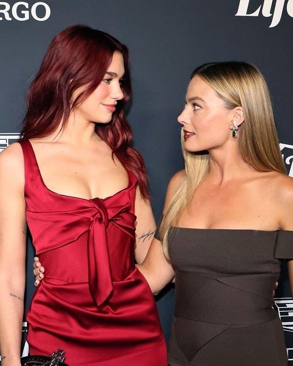 Geçtiğimiz günlerde şarkıcı Dua Lipa ve oyuncu Margot Robbie "Power of Women" etkinliğinde bir araya geldi.