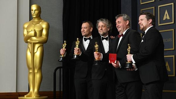 10. Bu yıl 7 Oscar ödülü alan film hangisidir?