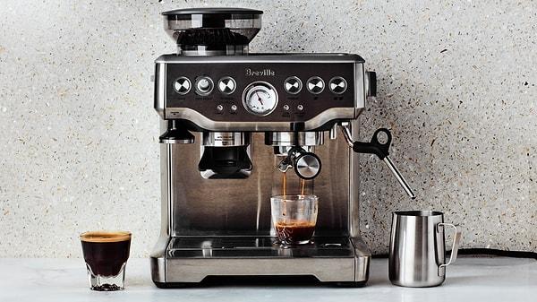 Espresso makinesi de olmayan bir kahveci düşünülemez.