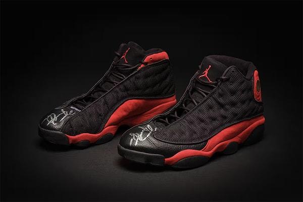 6. Michael Jordan'ın 1998 NBA Finalleri'nde giydiği spor ayakkabılar - 2.2 milyon dolar