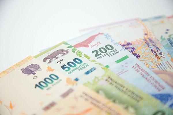 3. Arjantin'de ekonomik dalgalanmalar nedeniyle, kağıt paraların tasarımları ve değerleri sık sık değiştirilir.