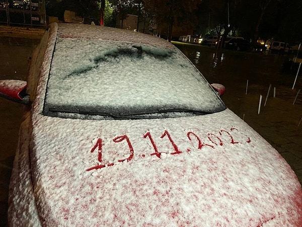 İstanbul'da sabah saatlerinde başlayan kar etkisini arttırarak devam ediyor.