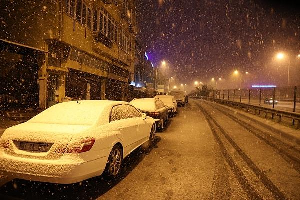 Meteoroloji Genel Müdürlüğü, İstanbul ve Ankara başta olmak üzere 45 ili turuncu ve sarı kodla uyardı. İstanbul'da da yılın ilk kar yağışı, kendini gösterdi.