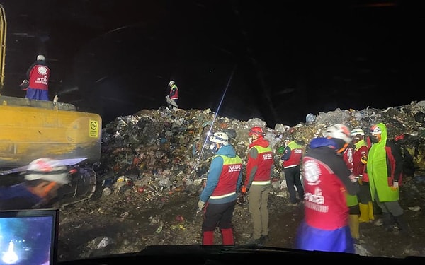 Olay Kayseri'de Molu Düzenli Çöp Depolama ve Komposto Tesisleri'nde yaşandı. Belediye işçisi, çöp kamyonundan dökülen çöplerinin altında kaldı.