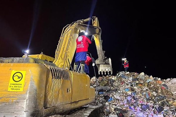 Kayseri'de bir geri dönüşüm tesisinde yaşananlar herkesi şok etti. Tesiste çalışan belediye işçisi çöp yığının altında kaldı.