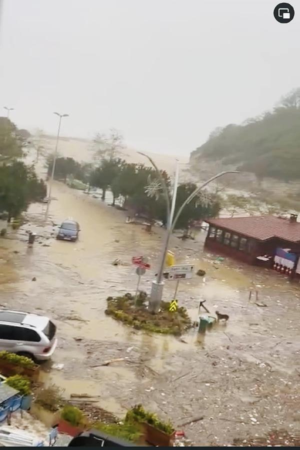 Cumartesi gününden bu yana etkili olan fırtına nedeniyle Ağva Mahallesi’ndeki Yeşilçay Deresi taştı.