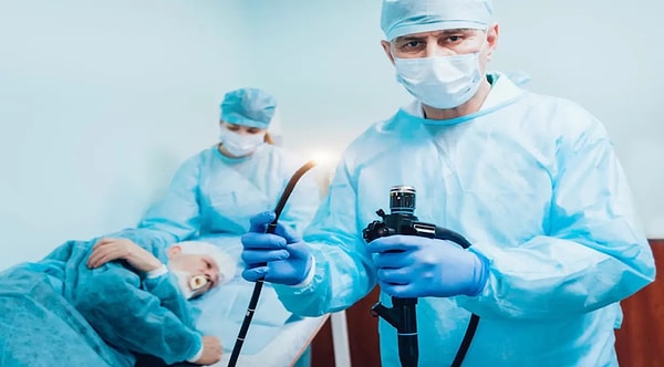 Endoskopi, bir hastanın yemek borusu, mide ve bağırsaklarını görüntülemek için kullanılan bir işlemdir. Bu işlemde, ucunda küçük bir ışıklı kamera bulunan bir cihaz, hastanın boğazından içeri sokulur.
