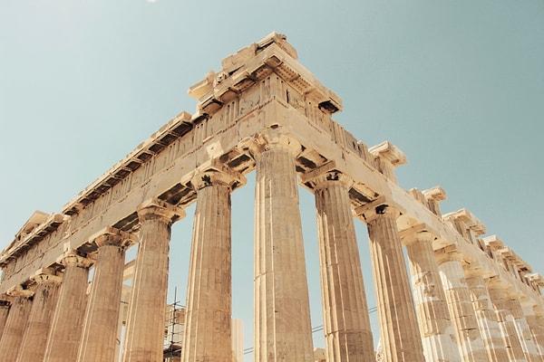 Kalıntıları bile göz alıcı olan Yunanistan'ın mimarisini düşününce aklımızda görsel şölen canlansa da, maalesef gerçekler oldukça acı!
