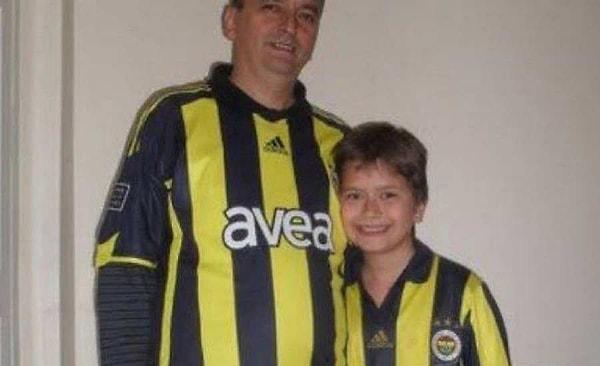 İlk olarak, Kenan Yıldız'a ait olduğu söylenen Fenerbahçe formalı çocukluk fotoğrafı genç yeteneğin sarı-lacivertli olduğu düşüncesini akıllara getirdi.