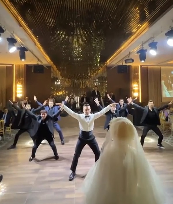 Jimnastikçi damat ve arkadaşları prova anı ve düğündeki performanslarını kolaj yaptıkları videolarıyla viral oldu.