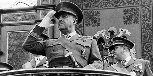 Francisco Franco Bahamonde, "son faşist diktatör" ve "eşsiz önder" gibi sıfatlara sahip unutulmaz İspanyol diktatör. İspanya iç savaşını kazandıktan sonra 36 sene ülkenin başında kalmayı ve iktidarın sahibi olmayı başardı.