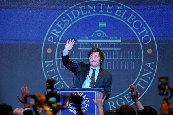 Javier Milei'nin seçim kampanyası ise ilginç fikirlerle doluyor. Arjantin'in ekonomik sorunlarına karşı radikal çözümleri Arjantin Merkez Bankası'nı kapamak ve para birimi olan Arjantin Pesosu'nun yerine ABD Doları'na geçmek vardı.