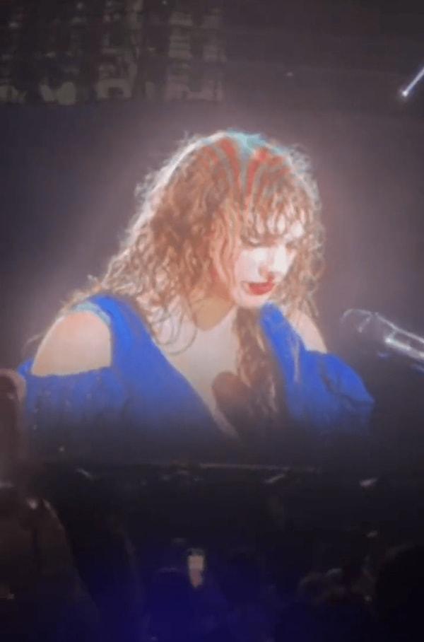 Akabinde pazar günü sahneye tekrardan dönen Taylor Swift, konserde "Bigger Than the Whole Sky" şarkısını söyledi.