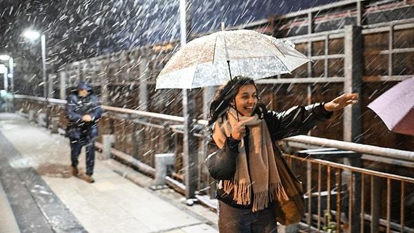 Yarından itibaren yağışlı bir haftaya başlayacak İstanbul'a Meteoroloji'nin paylaştığı haritaya göre 26 Kasım pazar günü kar gelecek.