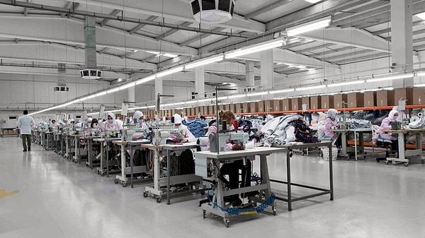 Türk şirketler Mısır'da 70 bin kişiye doğrudan istihdam sağlarken, tekstil ve konfeksiyon sektörü en büyük hacmi kaplıyor. Mısır'ın toplam tekstil ve konfeksiyon ihracatının üçte birini Türk firmaları yapıyor.