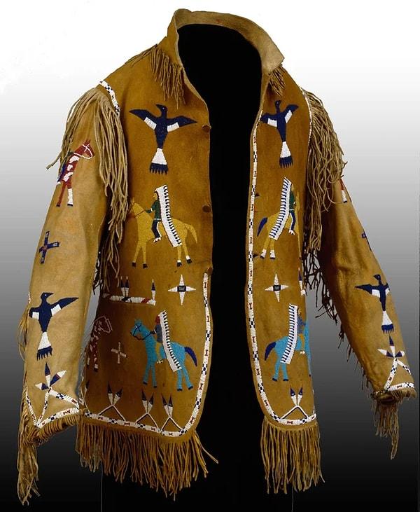 1. Yerli Amerikalı Lakota halkına ait camdan boncuklarla süslü deri ceket. (19. Yüzyıl)