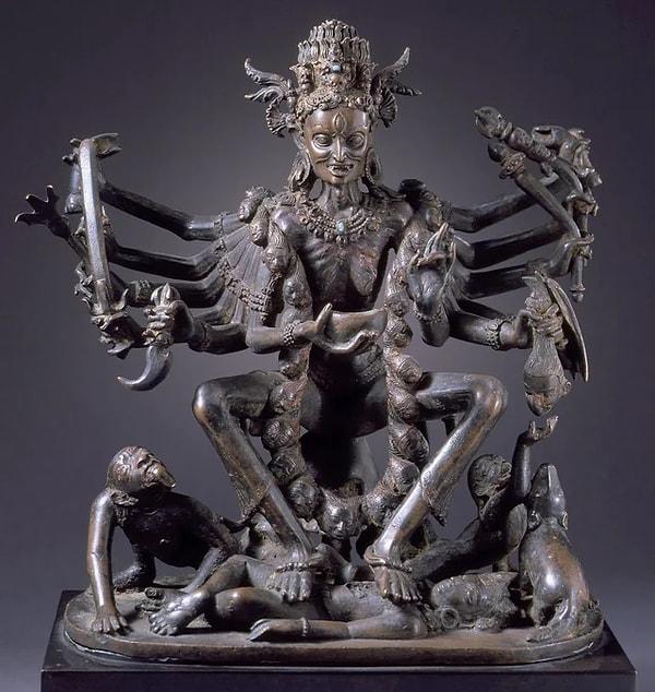 7. Nepal'de bulunan savaş tanrıçası Chamunda'ya ait bakır heykel. (14. Yüzyıl)