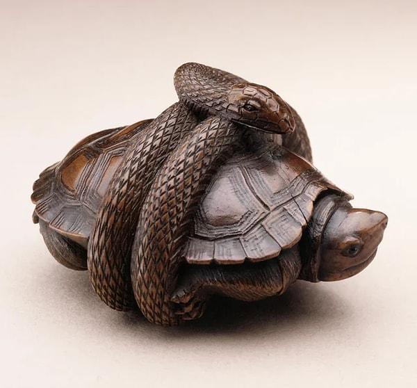 14. Bir kaplumbağanın etrafına sarılmış yılanın tahtadan oyulması. (19. Yüzyıl)
