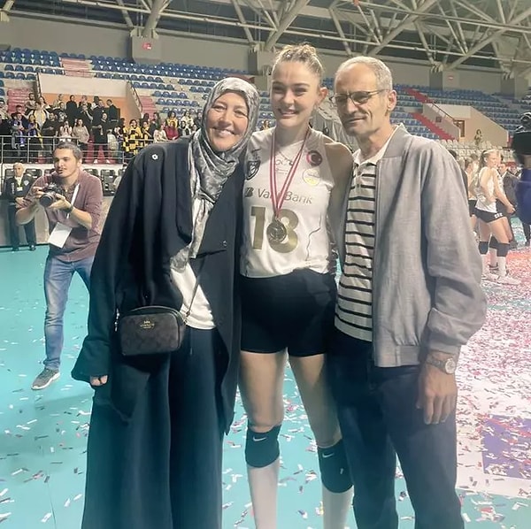 Milli voleybolcumuz en son anne ve babası ile çekildiği fotoğrafla gündeme gelmiş, hepimiz selvi boyunun nereden geldiğini bu sayede anlamıştık. 😅