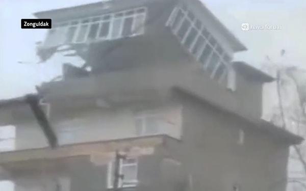 Zonguldak'ta bir apartmanın en üst katında bulunan yapı koparak uçtu.