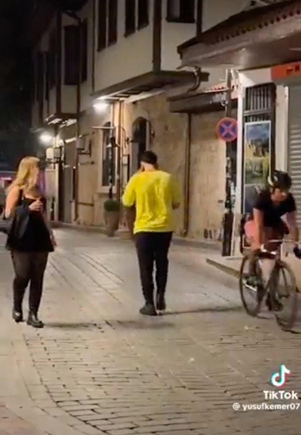 Videoda gece gündüz bir kadını takip eden ve hatta kapısında nöbet tuttuğu görülen TikToker, belirli aralıklarla kadının yanından geçerken "Enerci enercii" diyor.