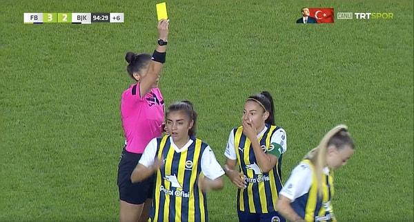 Ağlara bulan top gol değeri bulurken, Fenerbahçeli futbolcular hakeme itiraz etti.