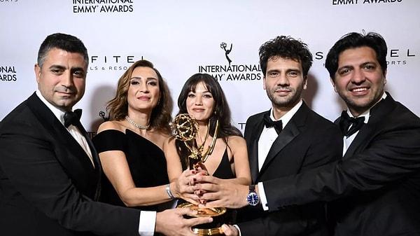 Dizinin yapımcısı Kerem Çatay, yönetmen Ali Bilgin, senarist Sema Ergenekon ve başrol oyuncuları Pınar Deniz ile Kaan Urgancıoğlu'nun katıldığı gecede ekip "En İyi Telenovela" dalında ödül kazanarak Kara Sevda'nın ardından Emmy kazanan 2. Türk dizisi oldu.