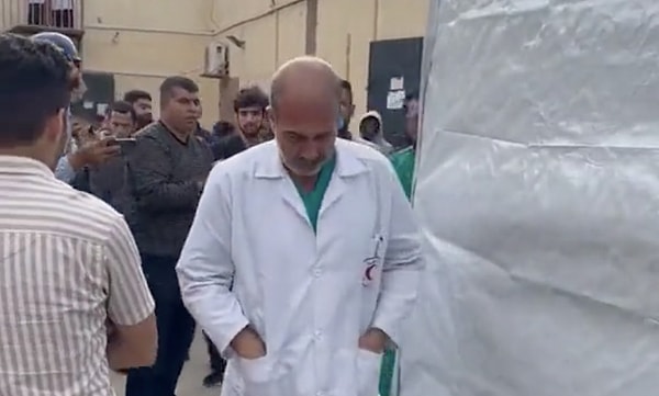 Acılı doktoru bir başka doktor arkadaşı teselli etmeye çalıştı.