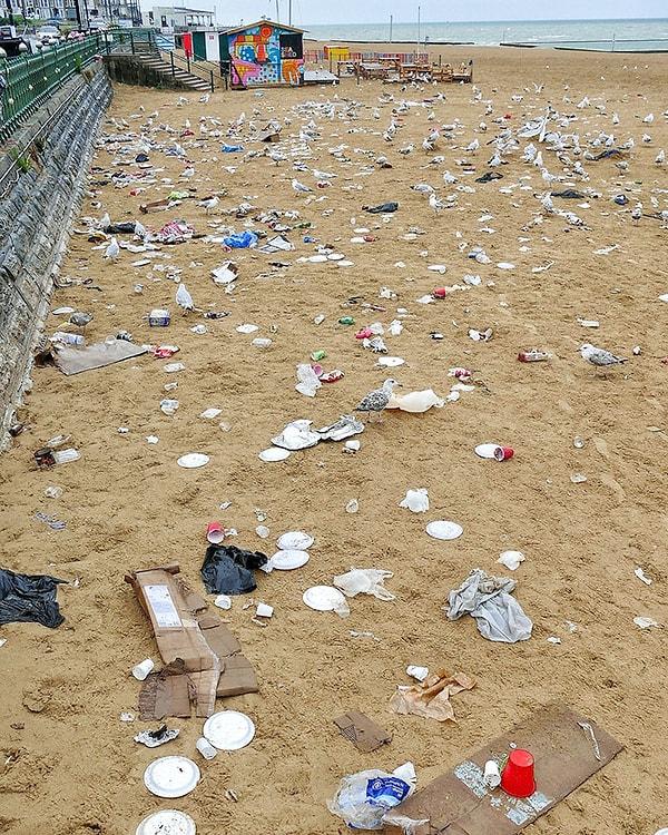 1. "Margate'te bulunan plajın fotoğraflarını çekmeye gittim ama keşke gitmeseydim. Bu plaja çöp kutuları koymayan belediyenin mi, yoksa tembel ziyaretçilerin suçu mu? Her iki durumda da bu tam bir rezalet."