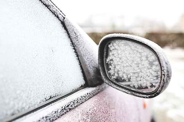 Arabanızın yanına geldiğinizde kapılar buz tutmuşsa, arabanın kapısındaki iç parçalara zarar verebileceğiniz için kapı kolunu çekmemelisiniz.