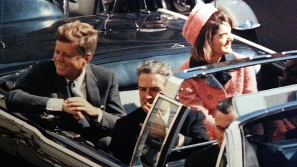 Tarihler 22 Kasım 1963'ü saatler ise 12:30'u gösteriyordu. Kimsenin farkında olmadığı ise ABD başkanının seyir halinde suikasta uğrayacağıydı.