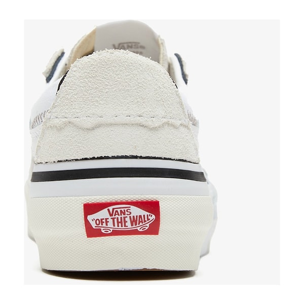 5. Sevgilisiyle aynı ayakkabıyı giymeyi sevenler için Vans'dan unisex model bir sneaker.