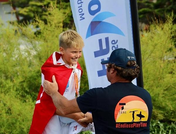 9. 11 yaşındaki milli sörfçü Sarp Şarlı, Urla Deniz Kulübü adına yarışarak rüzgar sörfü T293 & T293 Plus Dünya Şampiyonası'nda dünya üçüncüsü oldu.