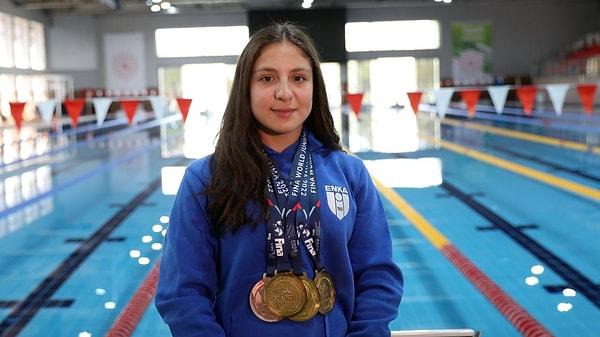 16. Genç bir yüzücü olan Merve Tuncel, 2023 Avrupa Gençler Yüzme Şampiyonası'nda altın madalya kazanmayı başardı.
