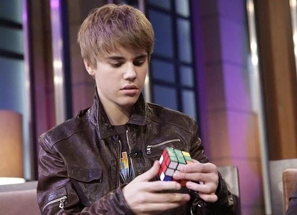 15. Justin Bieber, bir rubik küpü 2 dakikada çözebiliyor.