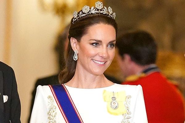 Kraliyet Ailenin Galler Prensesi Kate Middleton güzelliği ile büyüledi. Kate Middleton, Buckingham Sarayı'nda Prens William'la birlikte Güney Kore Devlet Başkanı ve politikacıların bulunduğu bir resepsiyona katıldı.