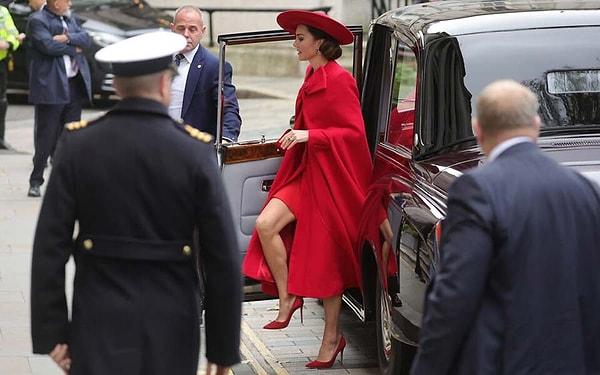 Herkesten rol çalan Galler Prensesi Kate, resepsiyon için çok sevdiği modacı Catherine Walker'ın imzasını taşıyan bir manto elbise tercih etti. 3 bin Euro değerindeki kırmızı pelerini de üzerindeydi.