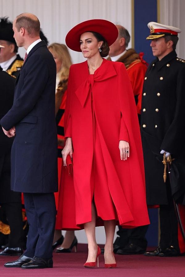 Tam bir kırmızı görünüm veren Kate Middleton'ın ayakkabı ve çantasıyla da bütünlüğü yakalıyor.