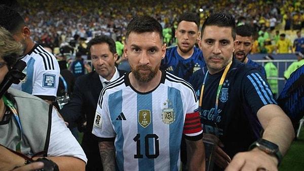 Tribünlerde yaşananları protesto eden Arjantinli futbolcular Messi önderliğinde soyunma odasına gitti.