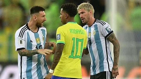 Rodrygo'nun Lionel Messi'ye, "Niye soyunma odasına gittiniz? Korkaklar!" dediği iddia edilmişti. Biz ise yaşanan diyalogun daha lezzetli halini sosyal medyada keşfettik.