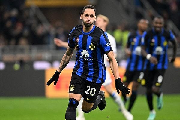 Serie A’da en fazla gol atan Türk oyuncu ünvanına sahip Hakan Çalhanoğlu, Inter'de gösterdiği performansı milli takımda gösterememesi sebebiyle eleştiriliyordu.