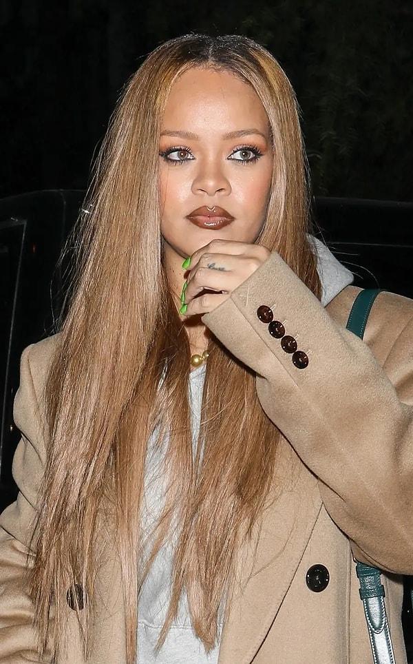 Sarışın zamanlarına geri dönen Rihanna, bu saçlarla adeta gençleşti, görenleri ise kendine hayran bıraktı!
