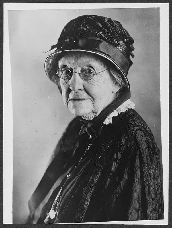 1. ABD Senatosu'nda görev yapan ilk kadın, Rebecca Ann Felton. Felton, aşırı ırkçı kimliğiyle Senato'da görev yapan ve Afrikalı Amerikalıların linç edilmesi lehinde çok istekle konuşan biriydi. (1922)