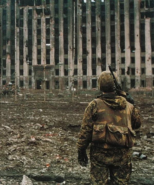 4. Birinci Çeçen Savaşı sırasında Grozny şehrinde bir Rus askeri. (1994)