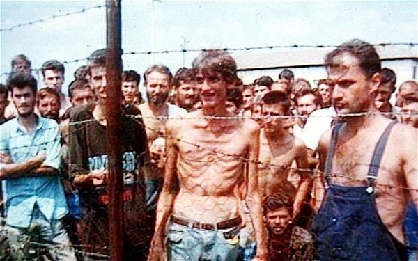 7. Sırp Cumhuriyeti tarafından oluşturulan Trnopolje toplama kampında esir tutulan Fikret Alic'in meşhur fotoğrafı.