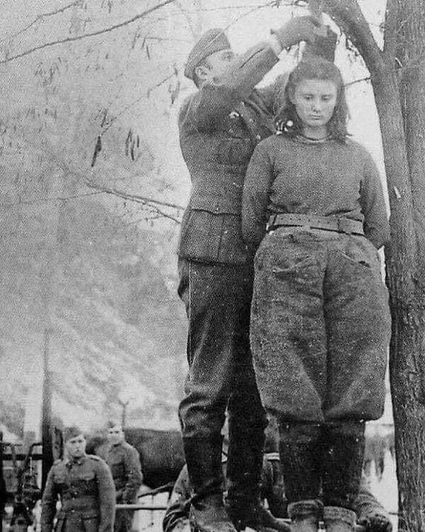9. İkinci Dünya Savaşı'nda Nazi askerlerinin Yugoslavyalı bir partizan olduğu için astıkları 17 yaşındaki Lepa Radic. (1943)