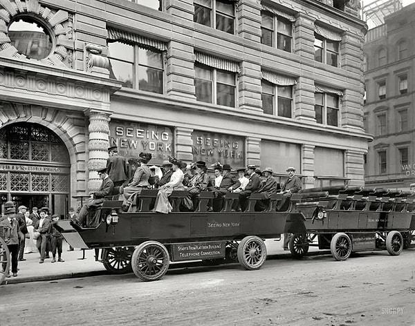 10. New York'taki eski tur otobüsleri. (1904)