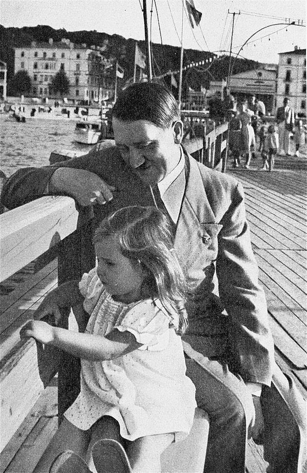 12. Genç Helga Goebbels ile oynayan Adolf Hitler'in bir fotoğrafı. (1935)