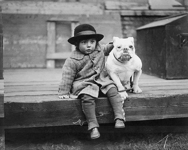 15. Köpeğiyle oturan bir kız. (1900)
