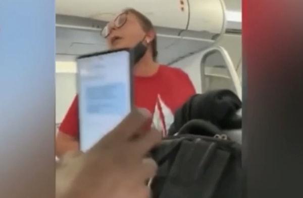 Florida’dan Philadelphia’ya giden uçağın yolcuları ise yaşanan bu olay karşısında neye uğradığını şaşırdı.